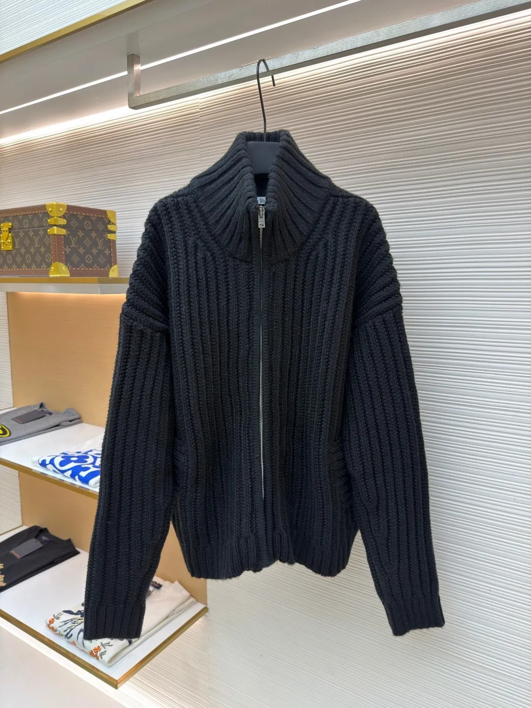 Acne Studios embroidered zipper sweater jacket ●Original version: purchased and developed for 8500 ●Item number: 1682074-B95 ●Fabric: wool blended fabric ●Technology: embroidery production ●Color: black ●Version: fitted version ●Weight: about 1795 grams ●Size: S-M-L-XL ●Description: Custom-woven mellow black woolen texture material, full texture, thick and solid Every inch of fiber contains heavy warmth. The main color is rich black, exuding an irresistible charm. The longitudinal knitted lines on the front panel are more profound and three-dimensional. The exquisite zipper design is cleverly integrated into the knitted jacket, making the jacket instantly revitalized. The white embroidered logo on the back panel jumps out on the black in an elegant manner, carrying the brand's story and history. The heavy texture texture shows its luxurious charm everywhere. It shows a unique fashion attitude in minimalism and uses imported machine embroidery technology. It uses advanced computer control systems and precision mechanical components to realize Acne's seasonal embroidery logo operations with high precision. The lines are smooth and delicate. The garments are washed with softening and deodorizing technology. Professional washing equipment and specific detergents are used to deeply clean and deodorize the clothes to improve the feel and appearance of the clothes. The overall wiring is straight and delicate, the fabric is comfortable and soft, and the color is consistent without color difference. It can be matched with the same style to create a fashionable look and control various occasions. Customized accessories, complete with three standards, same style for men and women!